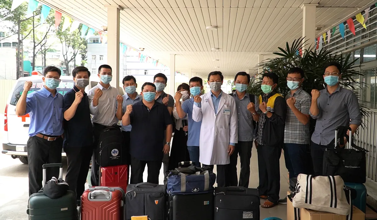 Đội phản ứng nhanh Bệnh viện Chợ Rẫy đến Kiên Giang tăng cường chống dịch COVID-19 - Ảnh 1. Đội phản ứng nhanh Bệnh viện Chợ Rẫy đến Kiên Giang tăng cường chống dịch COVID-19 - Ảnh 1.