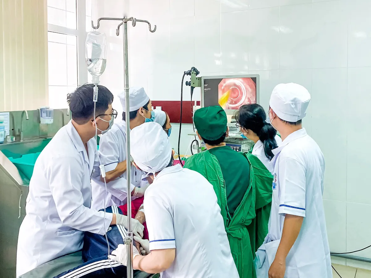 Lấy cùng lúc 3 cây tăm tre trong dạ dày bệnh nhân - Ảnh 1. Lấy cùng lúc 3 cây tăm tre trong dạ dày bệnh nhân - Ảnh 1.
