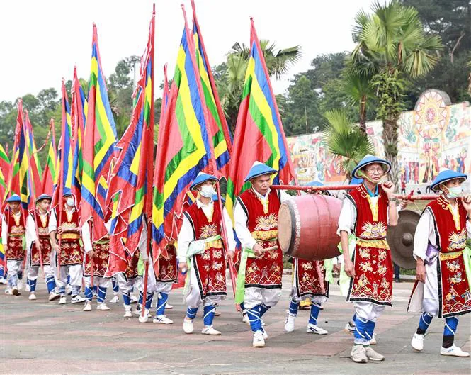 Chủ tịch nước Nguyễn Xuân Phúc dâng hương tưởng nhớ các Vua Hùng - Ảnh 5.