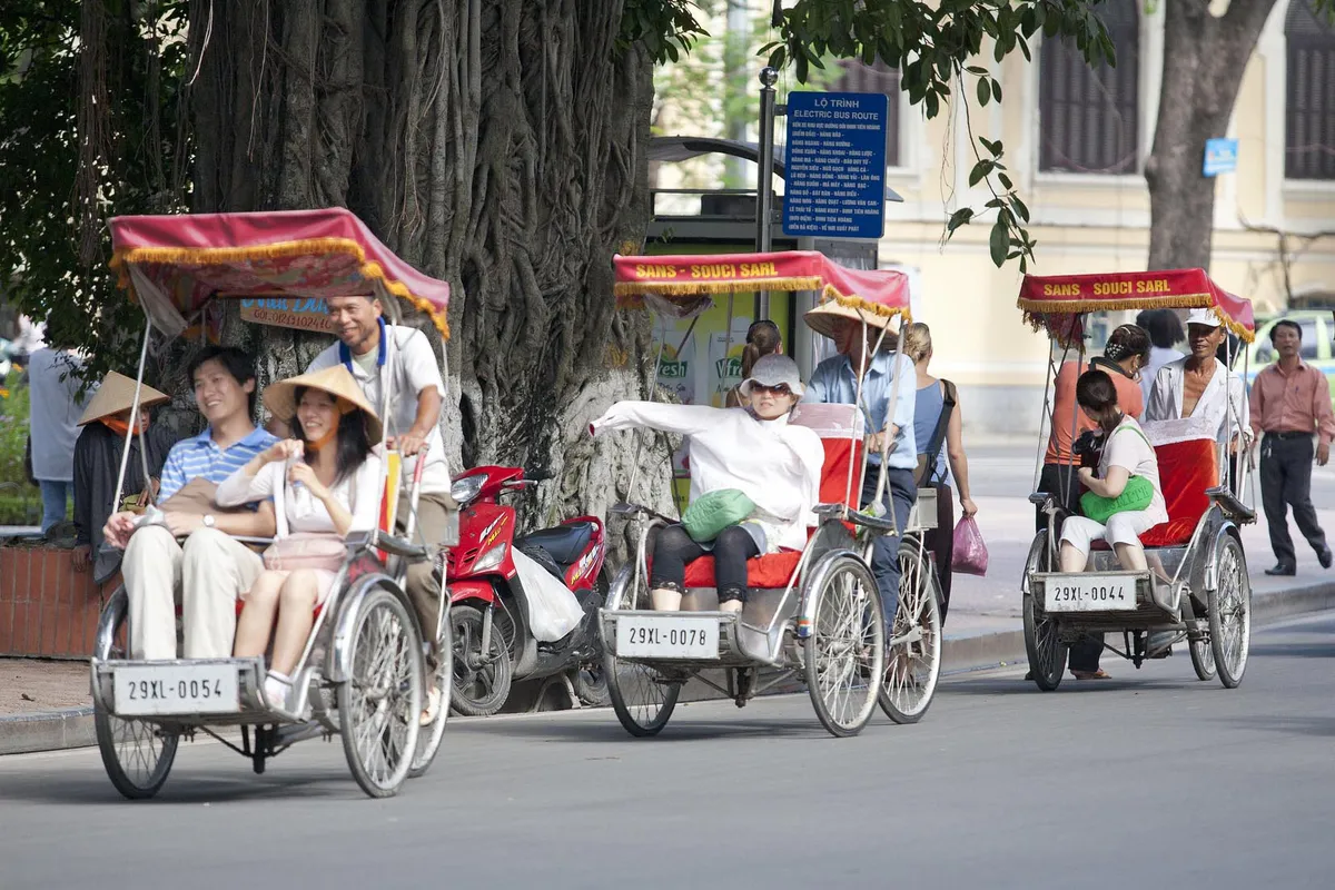 Du lịch đang “nóng” lên: Làm gì để chung sống an toàn khi dịch bất ngờ trở lại? - Ảnh 2.