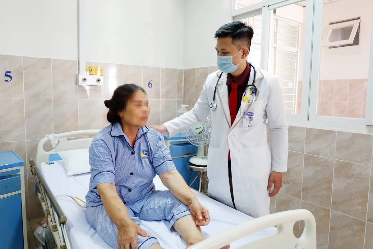 Người phụ nữ phải cắt gan do sỏi lấp đầy - Ảnh 1.