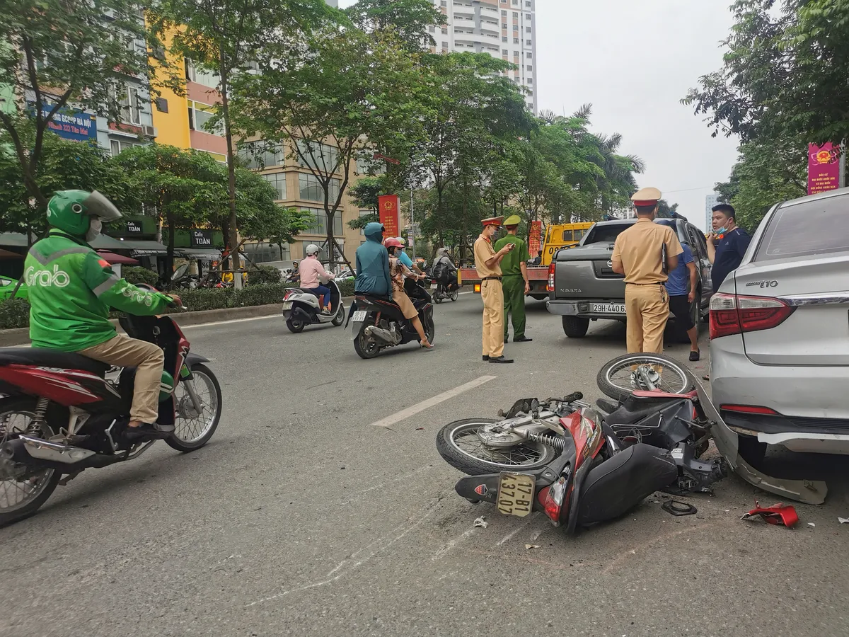 Hà Nội: Xe bán tải mất lái đâm liên hoàn 3 ô tô, 2 xe máy - Ảnh 11.