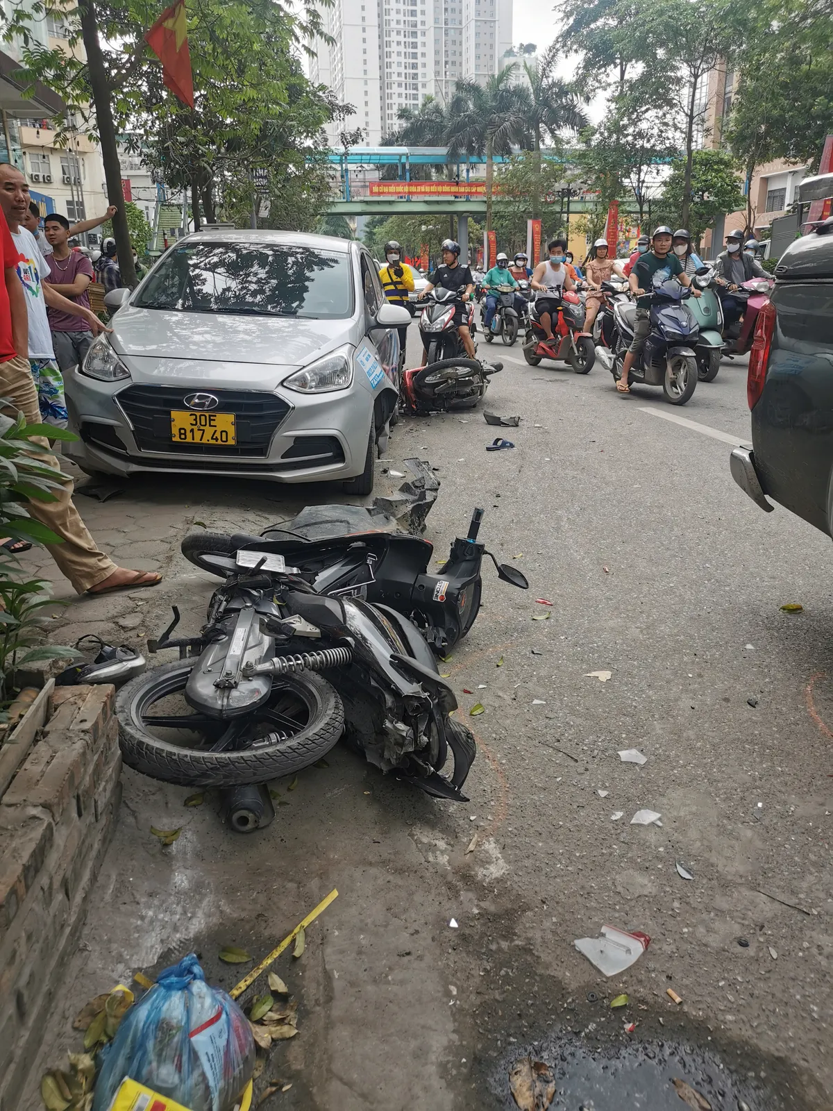 Hà Nội: Xe bán tải mất lái đâm liên hoàn 3 ô tô, 2 xe máy - Ảnh 5.