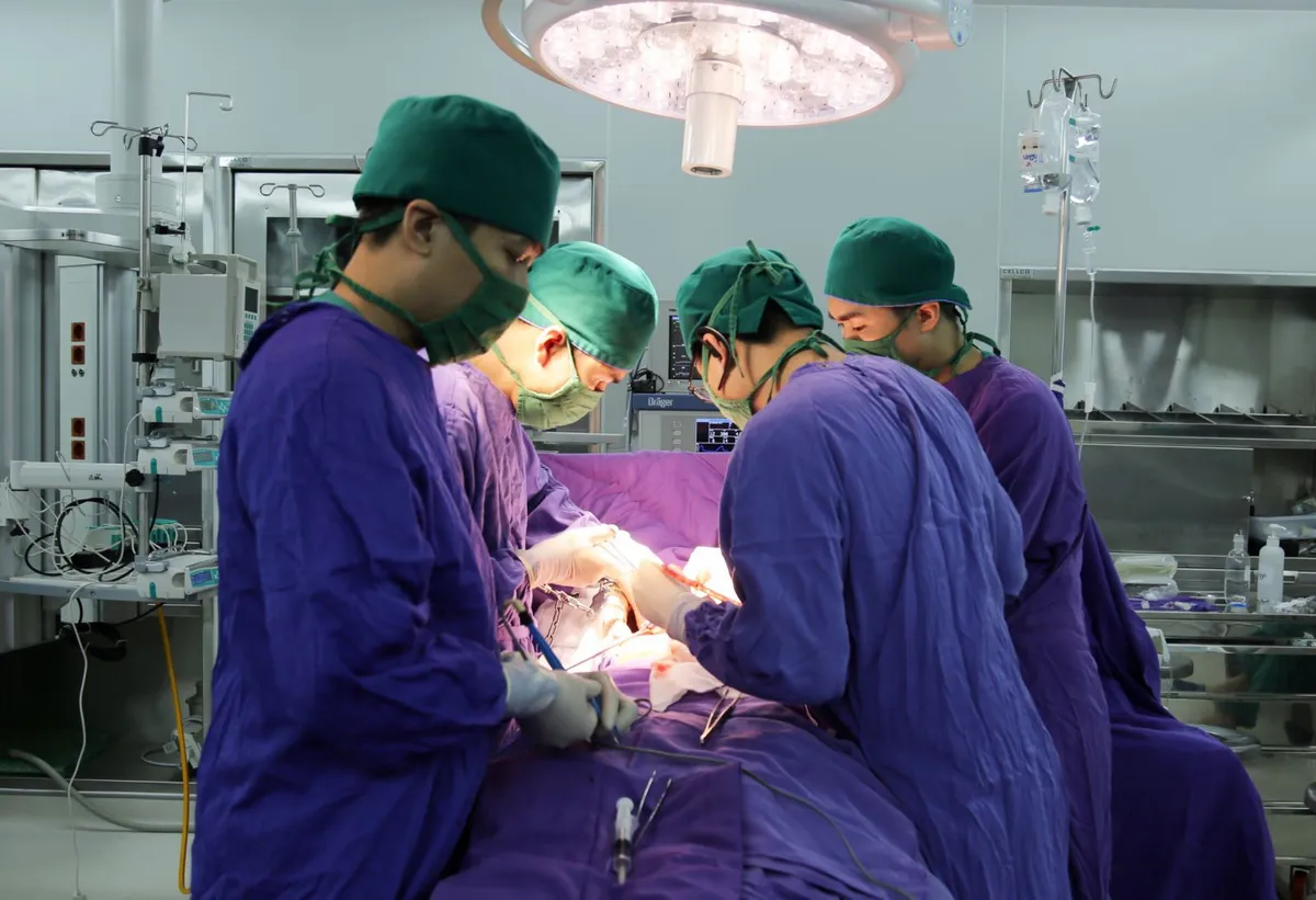 Phẫu thuật nang đường mật khổng lồ cho bệnh nhân người dân tộc thiểu số - Ảnh 2. Phẫu thuật nang đường mật khổng lồ cho bệnh nhân người dân tộc thiểu số - Ảnh 2.