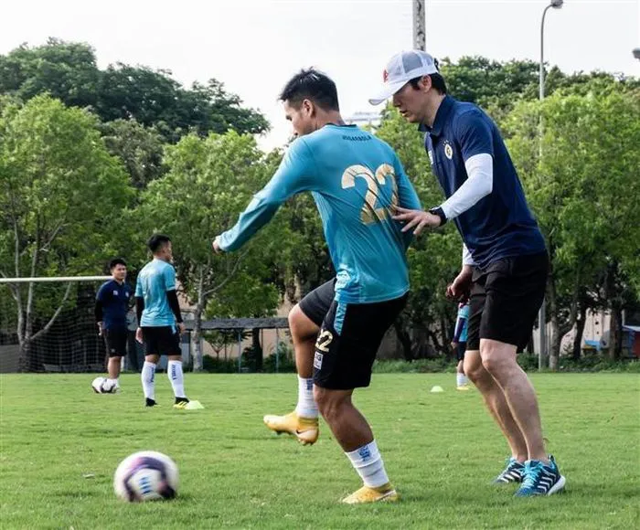 CLB Hà Nội - Topenland Bình Định: Chờ màn ra mắt của tân HLV Park Choong-kyun (19h15 ngày 28/4) - Ảnh 1. CLB Hà Nội - Topenland Bình Định: Chờ màn ra mắt của tân HLV Park Choong-kyun (19h15 ngày 28/4) - Ảnh 1.