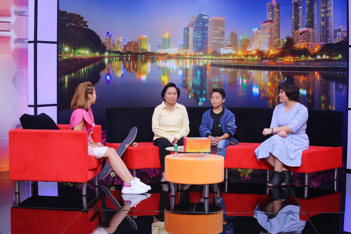 MC Ốc Thanh V&acirc;n &ldquo;nặng l&ograve;ng&rdquo; với ho&agrave;n cảnh cậu b&eacute; b&aacute;n v&eacute; số mong tho&aacute;t ngh&egrave;o bằng niềm đam m&ecirc; trượt v&aacute;n - Ảnh 2.