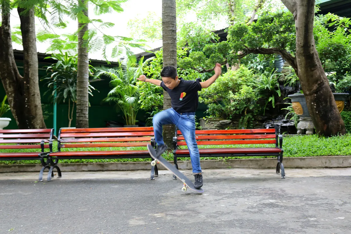 MC Ốc Thanh V&acirc;n &ldquo;nặng l&ograve;ng&rdquo; với ho&agrave;n cảnh cậu b&eacute; b&aacute;n v&eacute; số mong tho&aacute;t ngh&egrave;o bằng niềm đam m&ecirc; trượt v&aacute;n - Ảnh 1.