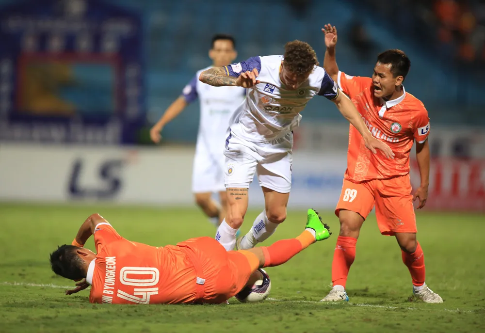 Vòng 11 V.League 2021: HAGL bỏ xa Viettel trong cuộc đua vô địch, CLB Hà Nội thua trận thứ 6 - Ảnh 4. Vòng 11 V.League 2021: HAGL bỏ xa Viettel trong cuộc đua vô địch, CLB Hà Nội thua trận thứ 6 - Ảnh 4.
