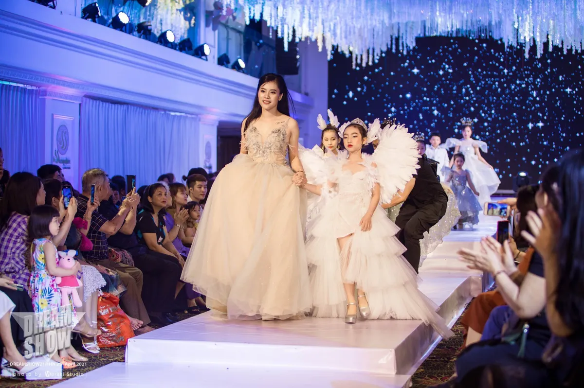 Dream Show - Đ&ecirc;m diễn đa m&agrave;u sắc v&agrave; truyền tải những th&ocirc;ng điệp &yacute; nghĩa - Ảnh 1.