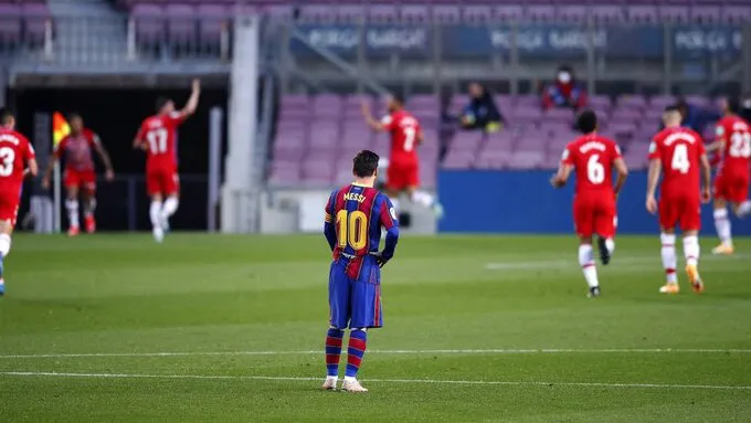 HLV Barcelona nói gì khi bị đuổi khỏi sân trong trận thua sốc Granada? - Ảnh 1.