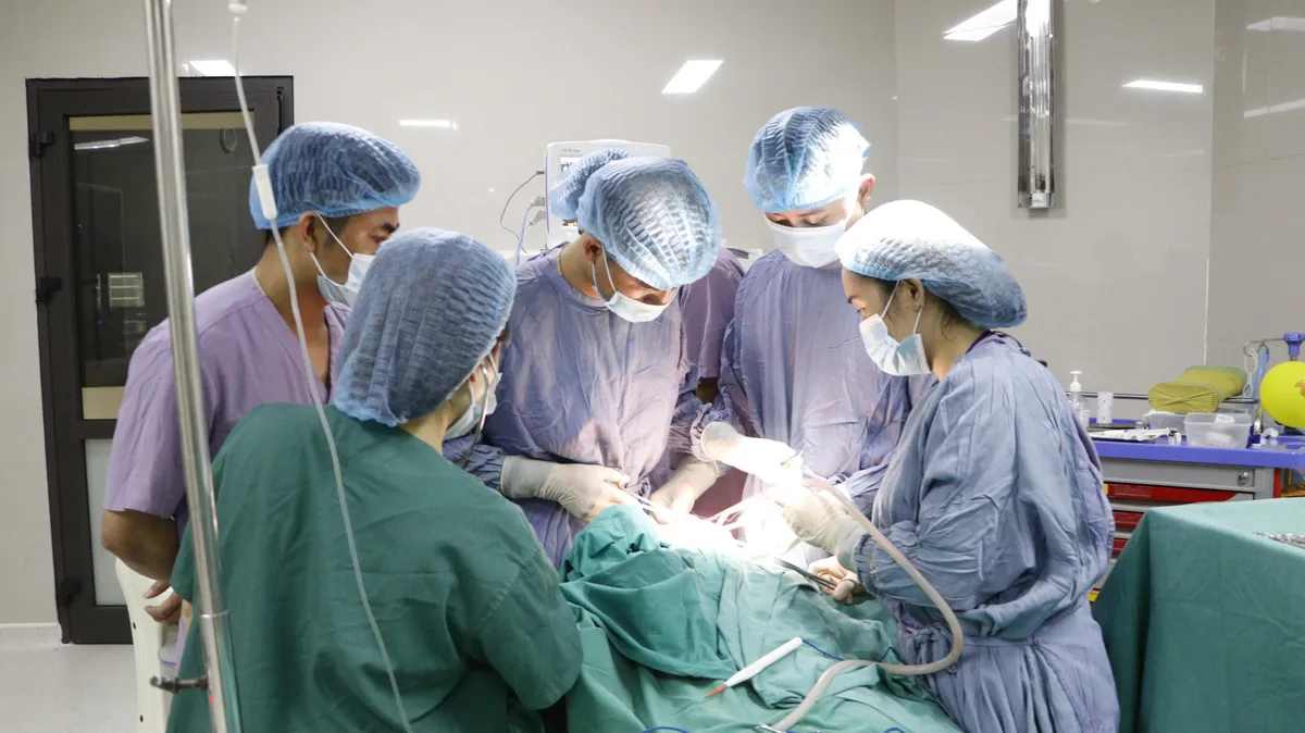 Bé 4 tuổi bị chó cắn gây tổn thương nghiêm trọng vùng mặt - Ảnh 1.