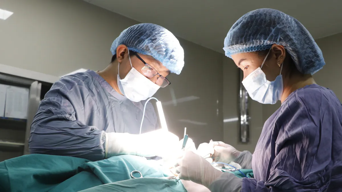 Cơ thể biến dạng như người khổng lồ vì uống nhiều... rượu, bia - Ảnh 1. Cơ thể biến dạng như người khổng lồ vì uống nhiều... rượu, bia - Ảnh 1.