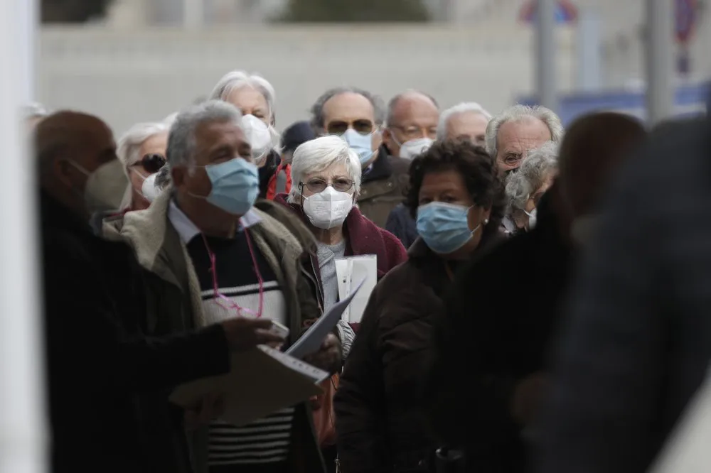 Bất bình quanh chuyện người trẻ ở Italy được tiêm vaccine trước - Ảnh 1.