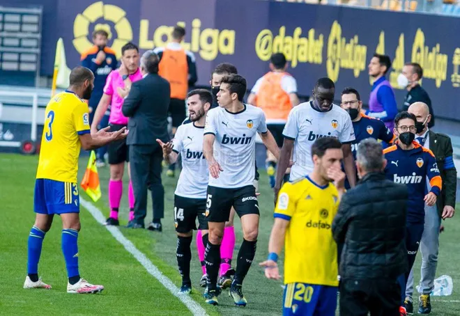 Cả đội Valencia bỏ thi đấu khi đồng đội bị phân biệt chủng tộc - Ảnh 3. Cả đội Valencia bỏ thi đấu khi đồng đội bị phân biệt chủng tộc - Ảnh 3.