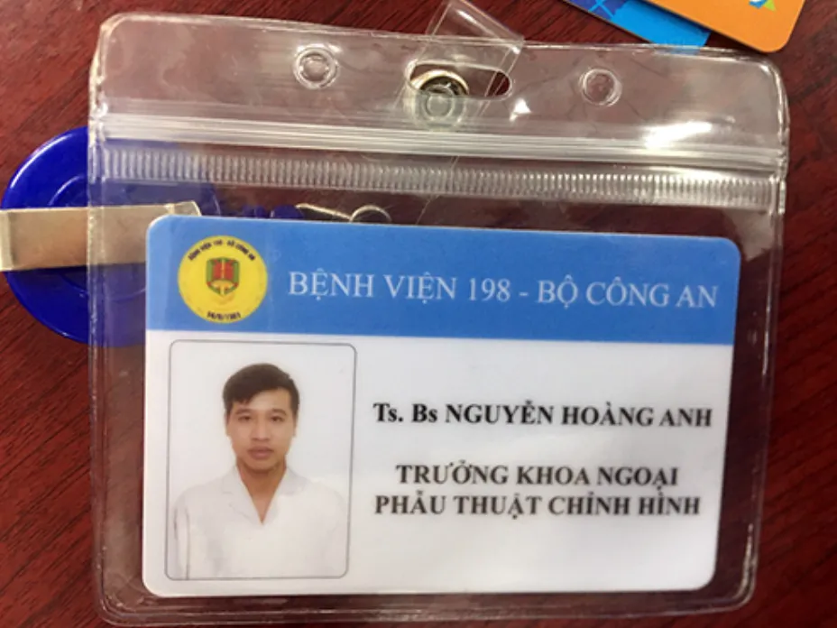 Khởi tố đối tượng giả danh trưởng khoa Bệnh viện Bộ Công an để lừa đảo - Ảnh 1.