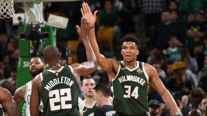Milwaukee Bucks gia hạn hợp đồng với hậu vệ Jrue Holiday - Ảnh 1. Milwaukee Bucks gia hạn hợp đồng với hậu vệ Jrue Holiday - Ảnh 1.