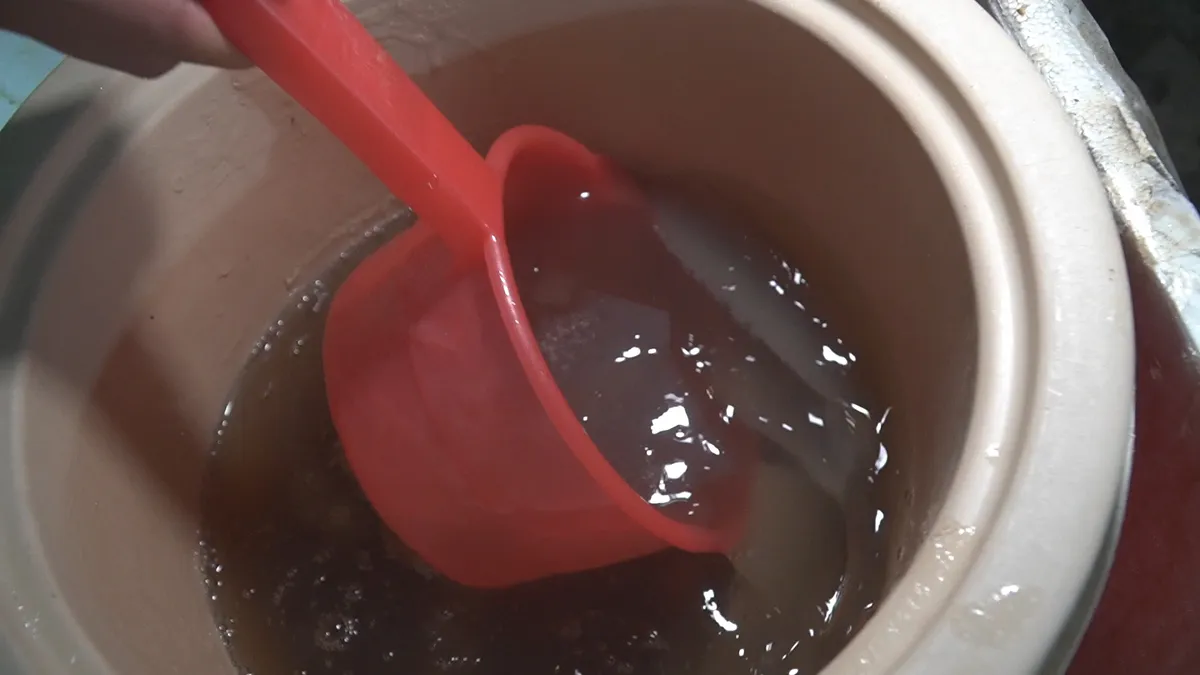 Cận cảnh bơm tạp chất vào tôm để trục lợi - Ảnh 3. Cận cảnh bơm tạp chất vào tôm để trục lợi - Ảnh 3.