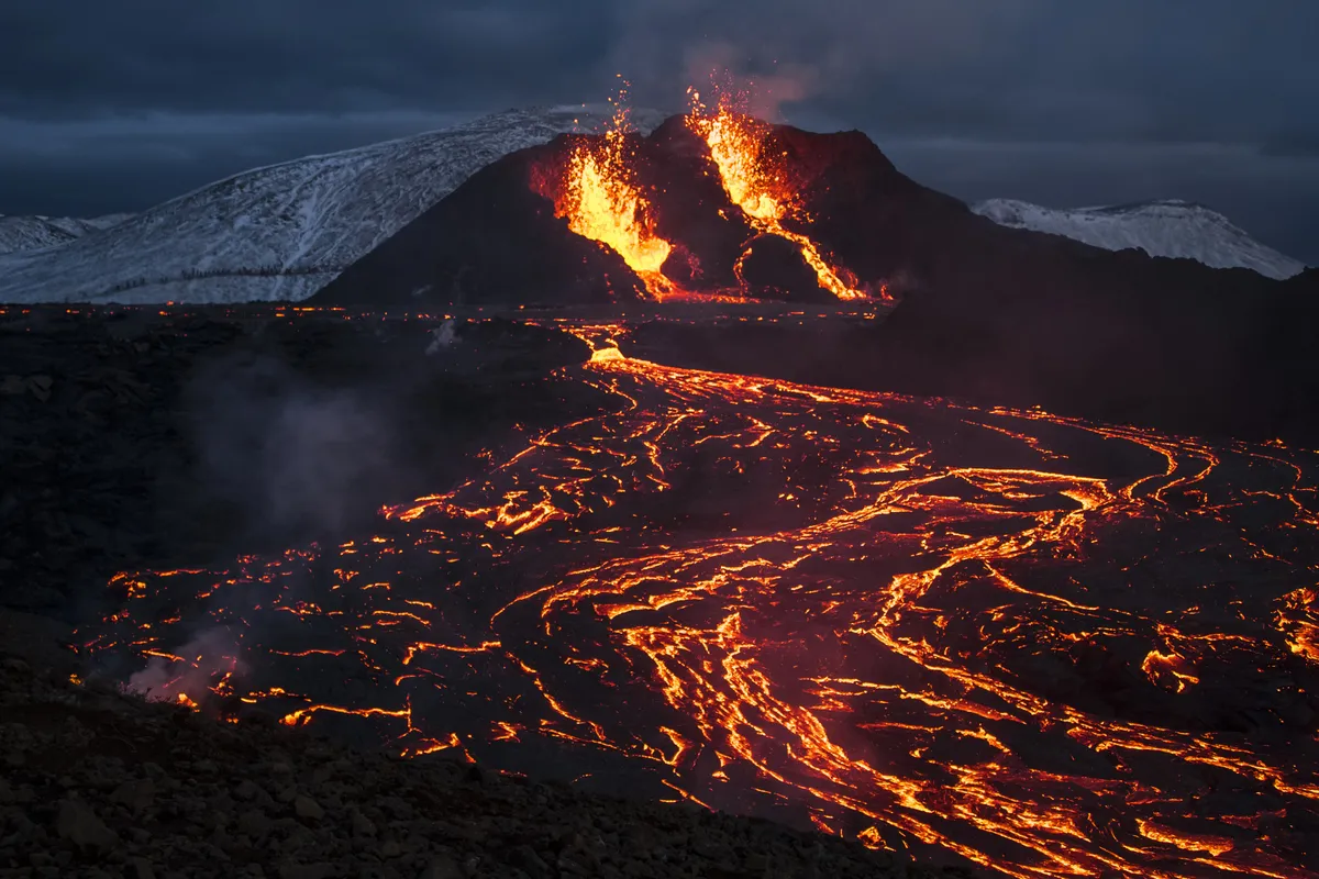 Núi lửa ở Iceland phun trào, hàng chục nghìn người tới chiêm ngưỡng - Ảnh 1.