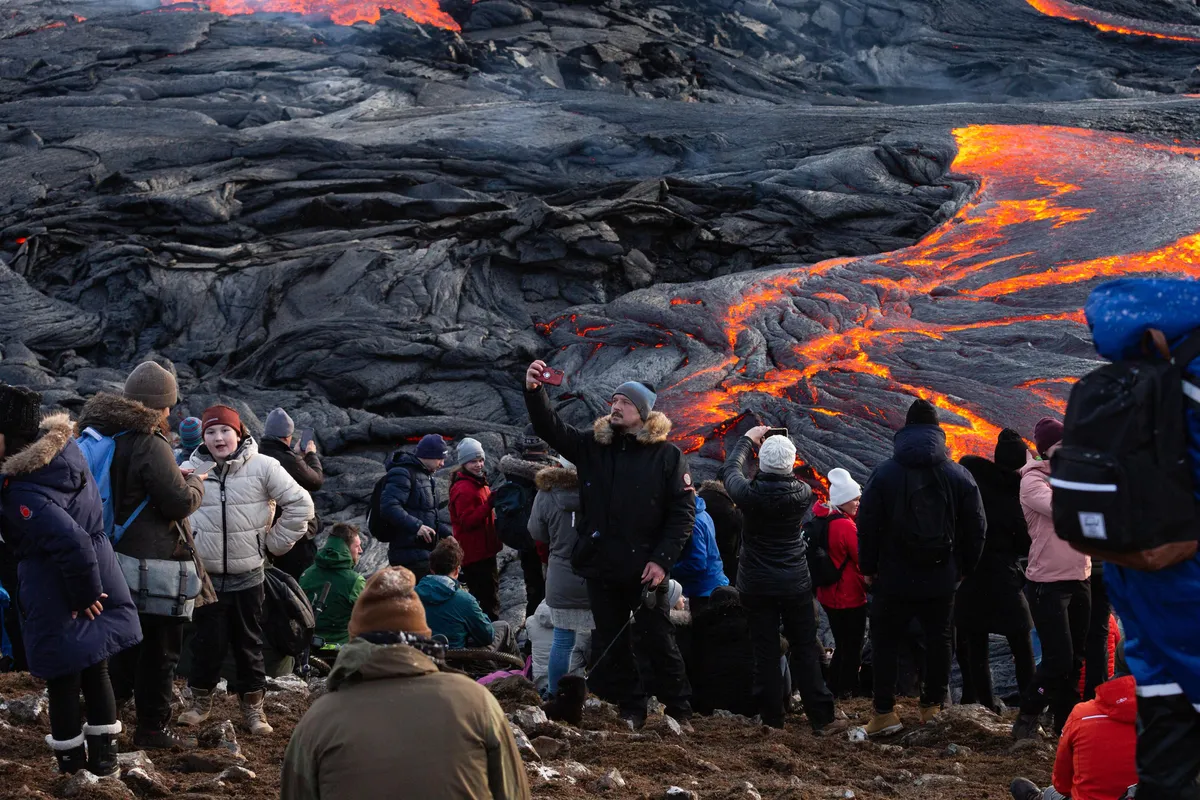 Núi lửa ở Iceland phun trào, hàng chục nghìn người tới chiêm ngưỡng - Ảnh 2.