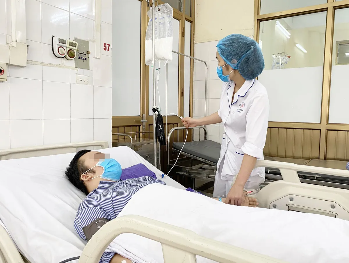 Phẫu thuật khối u di căn ổ bụng cho bệnh nhân ung thư tinh hoàn - Ảnh 2.