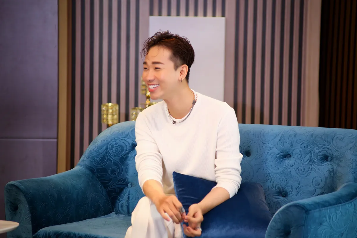 MC Ng&ocirc; Như Quỳnh cho rằng &ldquo;sao nam giả g&aacute;i đang ở thời điểm tho&aacute;i tr&agrave;o&rdquo; - Ảnh 1.