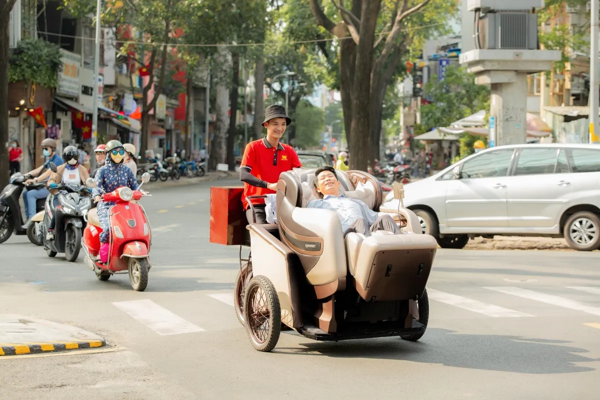 Mạc Văn Khoa trải nghiệm đạp Xích Lô Mát Xa cùng Kingsport - Ảnh 1.