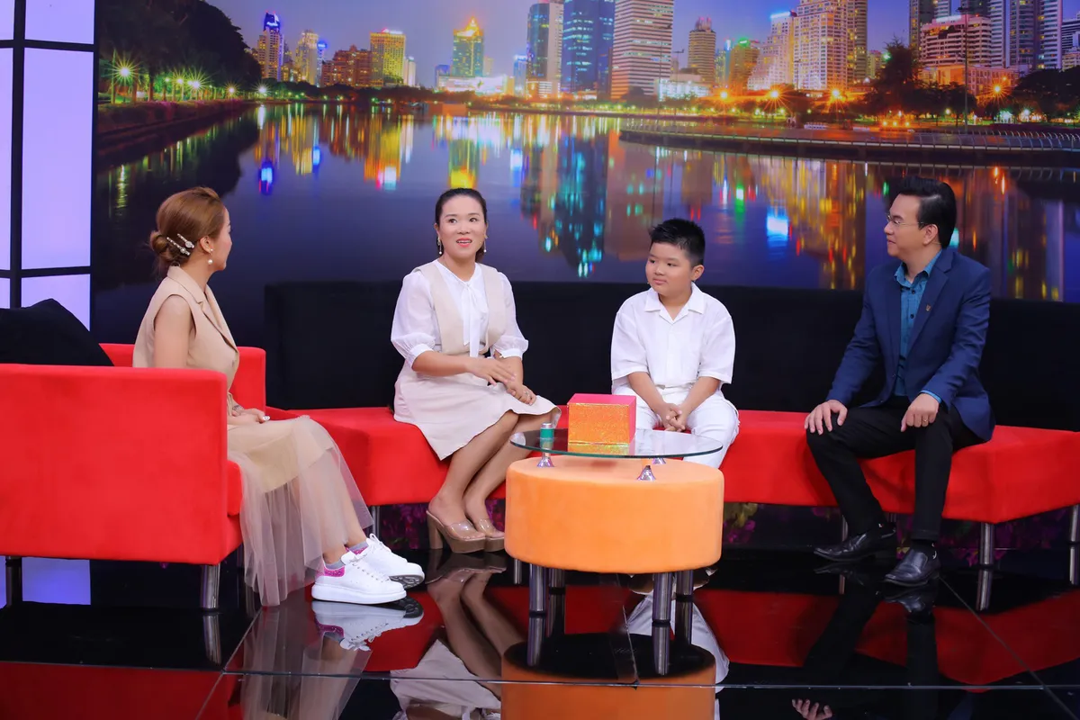 MC Ốc Thanh V&acirc;n ngưỡng mộ c&aacute;ch người mẹ r&egrave;n con t&iacute;nh tự lập, nỗ lực học tập từ những năm đầu đời - Ảnh 3.