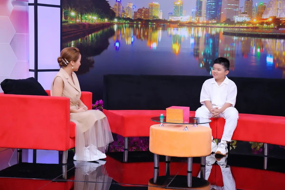 MC Ốc Thanh V&acirc;n ngưỡng mộ c&aacute;ch người mẹ r&egrave;n con t&iacute;nh tự lập, nỗ lực học tập từ những năm đầu đời - Ảnh 1.