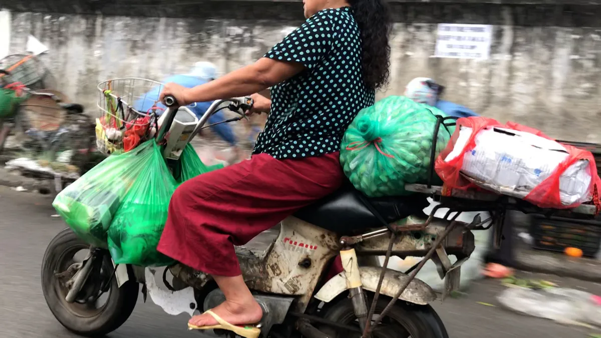 Đường đi tinh vi của mực bẩn ngâm hóa chất tới dạ dày người tiêu dùng - Ảnh 1.