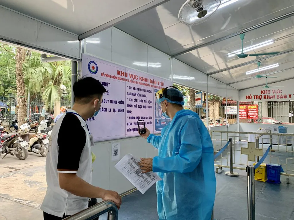 Lấy mẫu xét nghiệm COVID-19 cho người bệnh, người hỗ trợ chăm sóc trước khi vào điều trị nội trú - Ảnh 2. Lấy mẫu xét nghiệm COVID-19 cho người bệnh, người hỗ trợ chăm sóc trước khi vào điều trị nội trú - Ảnh 2.