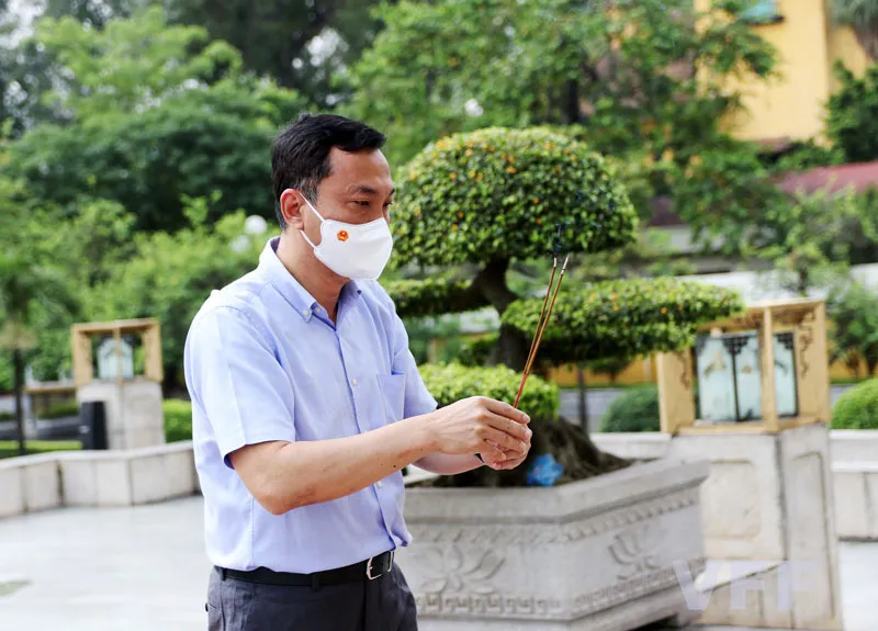 ĐT Việt Nam dâng hương tại Đài tưởng niệm các Anh hùng liệt sĩ tượng đài Bắc Sơn - Ảnh 1.