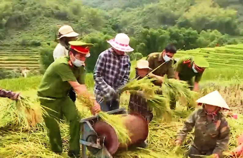 Lực lượng công an thực hiện nhiệm vụ kép đảm bảo an toàn bầu cử - Ảnh 1.