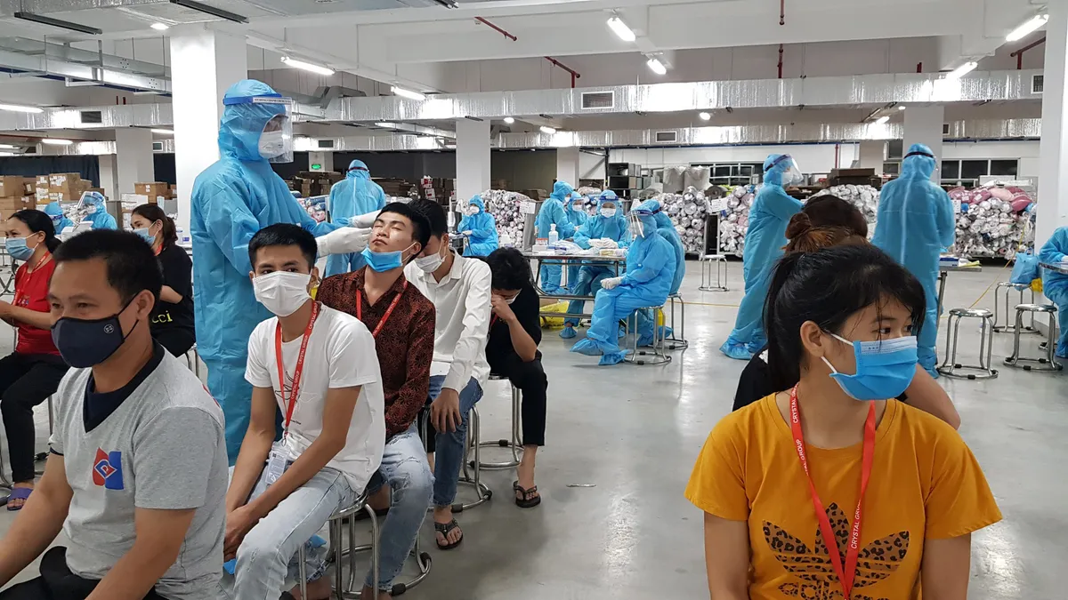 Thần tốc lấy mẫu xét nghiệm COVID-19 xuyên đêm - Ảnh 1.