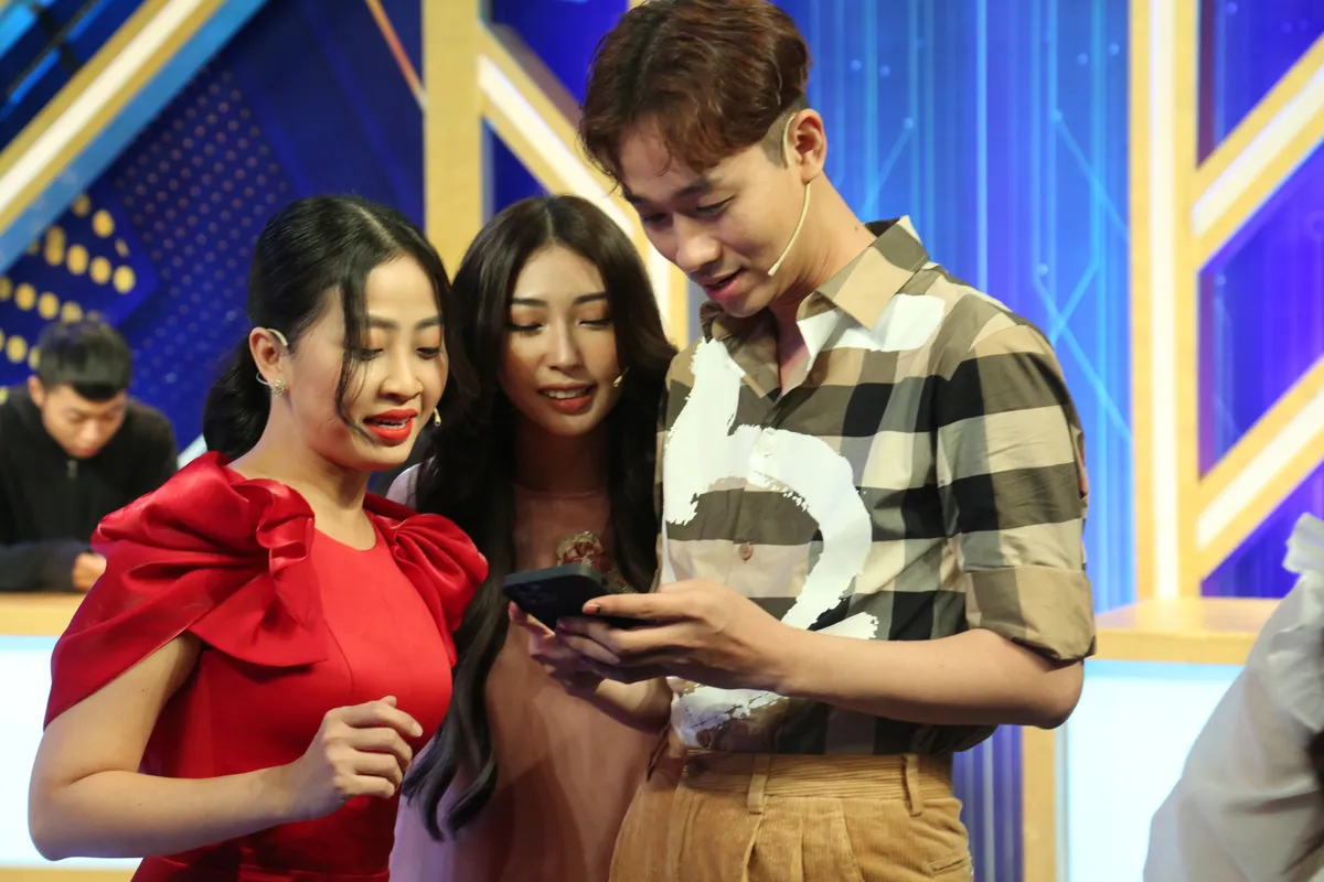 Trần Phong &ldquo;Mắt biếc&rdquo; bị đồng nghiệp xa l&aacute;nh v&igrave; &ldquo;k&eacute;m duy&ecirc;n&rdquo; khi chơi gameshow? - Ảnh 3.