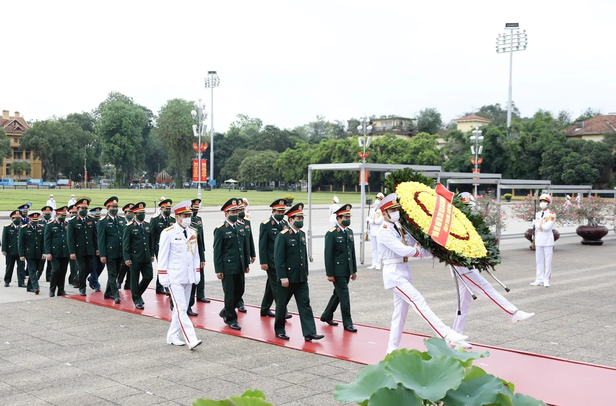 Lãnh đạo Đảng, Nhà nước vào Lăng viếng Chủ tịch Hồ Chí Minh - Ảnh 2.