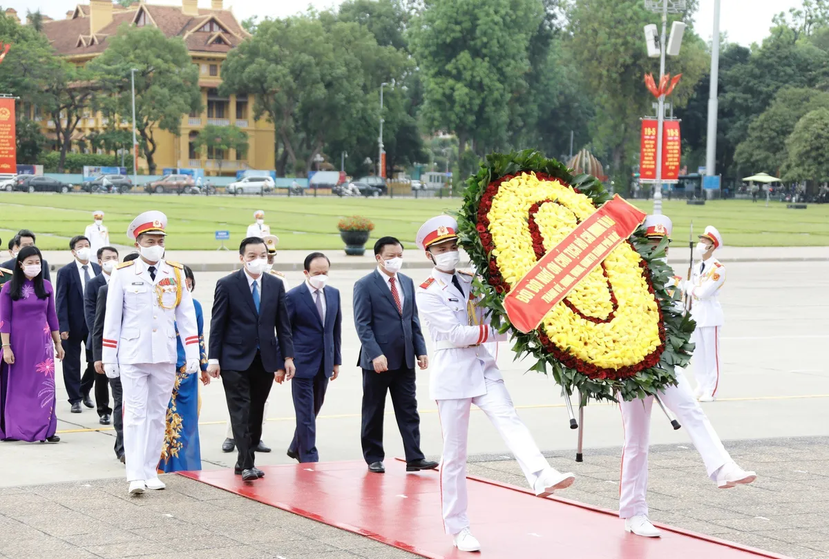 Lãnh đạo Đảng, Nhà nước vào Lăng viếng Chủ tịch Hồ Chí Minh - Ảnh 4.