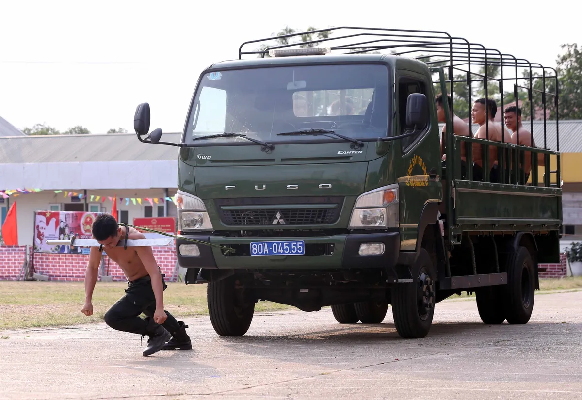 Cảnh sát cơ động diễn tập phương án đảm bảo an ninh trật tự cho ngày bầu cử - Ảnh 12.