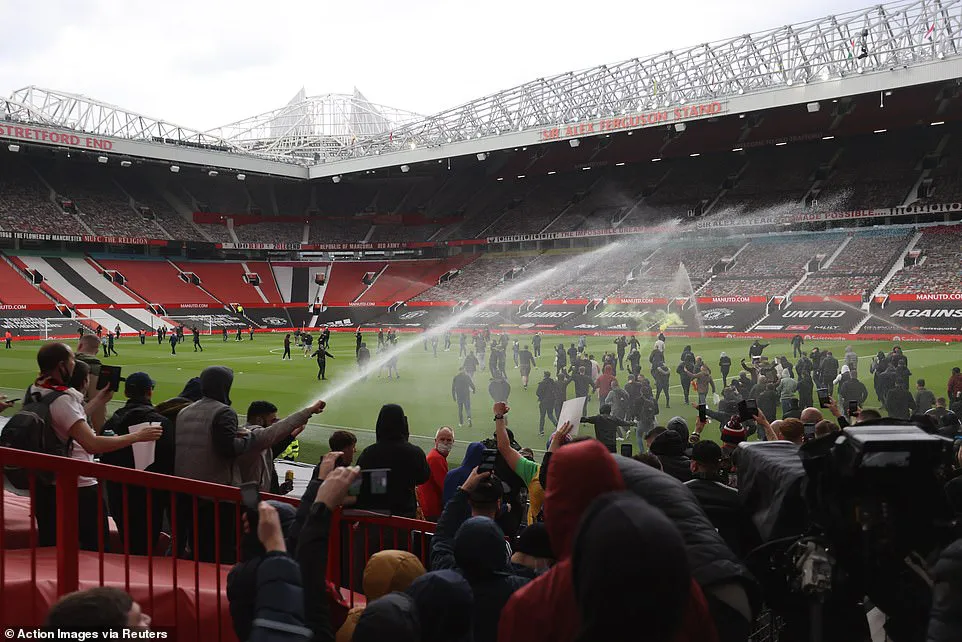 CĐV náo loạn sân Old Trafford, đại chiến MU - Liverpool nguy cơ bị hoãn - Ảnh 9. CĐV náo loạn sân Old Trafford, đại chiến MU - Liverpool nguy cơ bị hoãn - Ảnh 9.