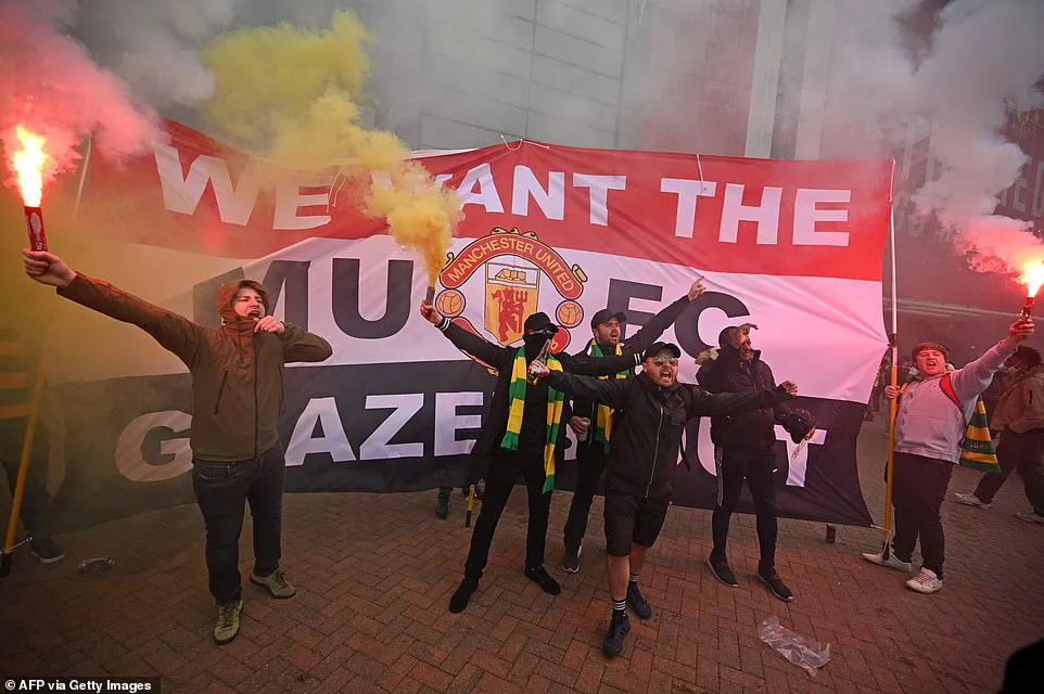 CĐV náo loạn sân Old Trafford, đại chiến MU - Liverpool nguy cơ bị hoãn - Ảnh 7. CĐV náo loạn sân Old Trafford, đại chiến MU - Liverpool nguy cơ bị hoãn - Ảnh 7.