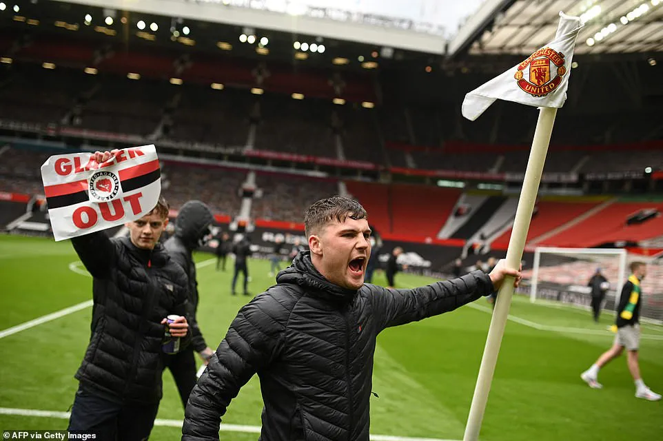 CĐV náo loạn sân Old Trafford, đại chiến MU - Liverpool nguy cơ bị hoãn - Ảnh 6. CĐV náo loạn sân Old Trafford, đại chiến MU - Liverpool nguy cơ bị hoãn - Ảnh 6.
