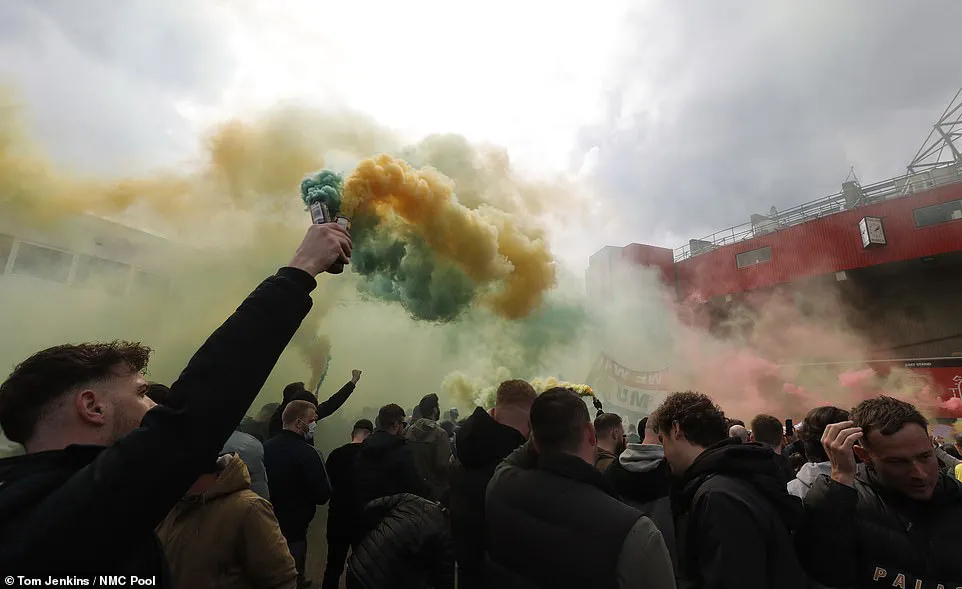CĐV náo loạn sân Old Trafford, đại chiến MU - Liverpool nguy cơ bị hoãn - Ảnh 5. CĐV náo loạn sân Old Trafford, đại chiến MU - Liverpool nguy cơ bị hoãn - Ảnh 5.