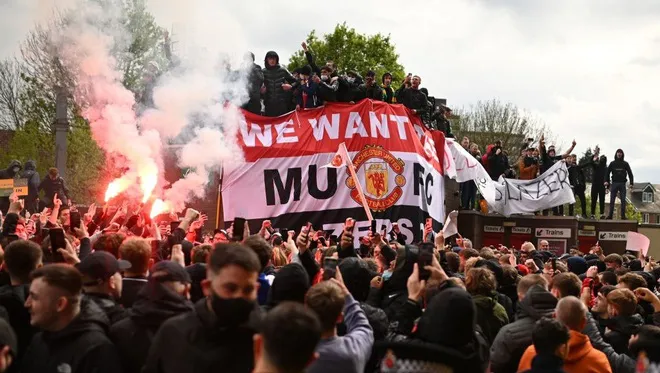 Man Utd – Liverpool: CĐV tràn xuống sân, trận derby nước Anh buộc phải hoãn - Ảnh 3.
