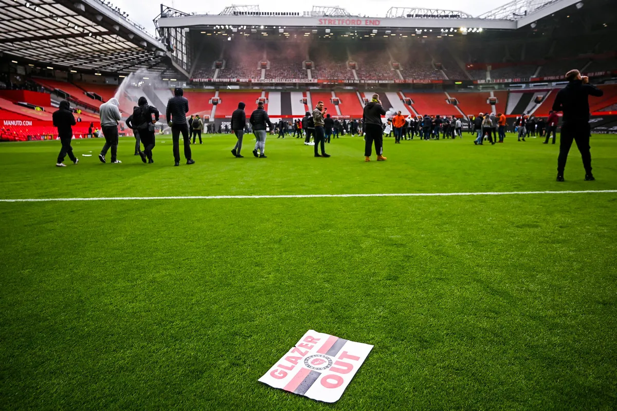 CĐV náo loạn sân Old Trafford, đại chiến MU - Liverpool nguy cơ bị hoãn - Ảnh 4. CĐV náo loạn sân Old Trafford, đại chiến MU - Liverpool nguy cơ bị hoãn - Ảnh 4.