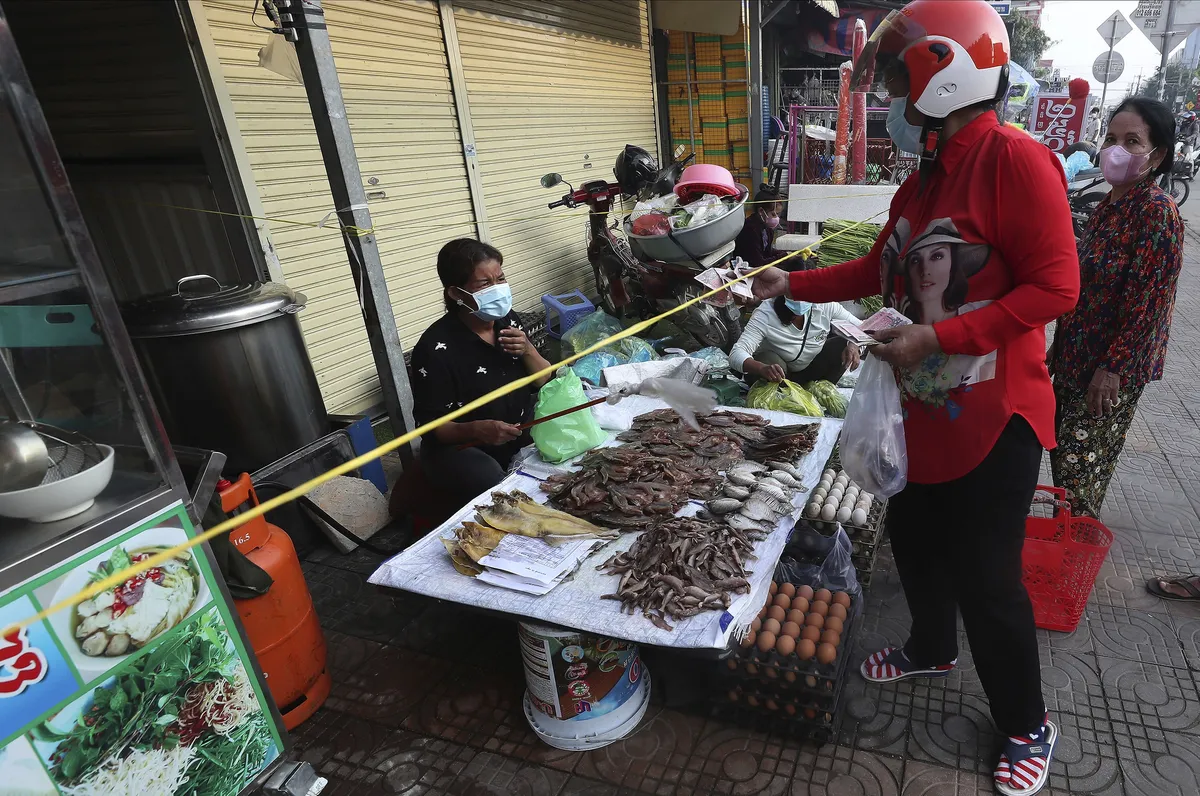 Campuchia dỡ bỏ “vùng đỏ” tại thủ đô Phnom Penh - Ảnh 1.