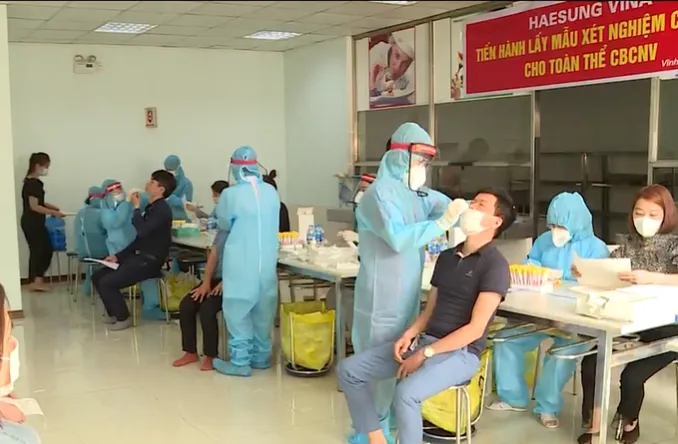 Vĩnh Phúc: Cơ bản hoàn tất lấy mẫu xét nghiệm sàng lọc SARS-CoV-2 tại doanh nghiệp - Ảnh 1. Vĩnh Phúc: Cơ bản hoàn tất lấy mẫu xét nghiệm sàng lọc SARS-CoV-2 tại doanh nghiệp - Ảnh 1.