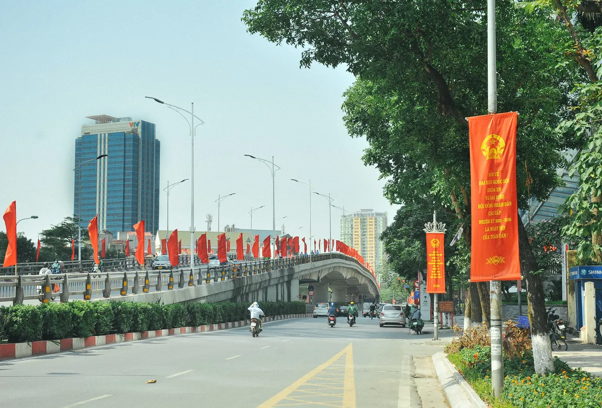 Thủ đô Hà Nội hân hoan, phấn khởi trước ngày hội toàn dân - Ảnh 1. Thủ đô Hà Nội hân hoan, phấn khởi trước ngày hội toàn dân - Ảnh 1.