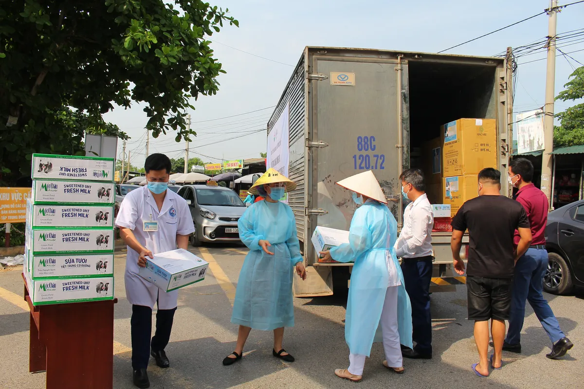 Mộc Châu Milk trao tặng hơn 50.000 sản phẩm sữa tươi tới người dân và lực lượng tuyến đầu phòng chống dịch - Ảnh 2.