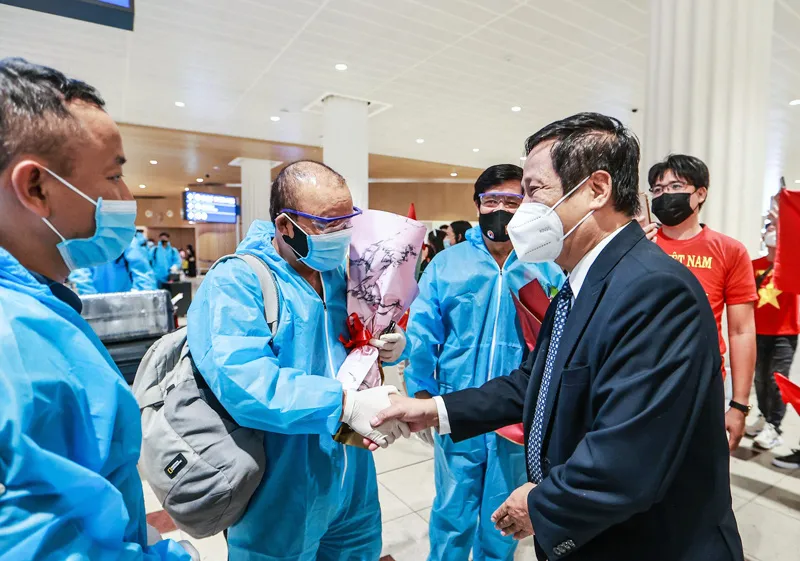 Đại sứ đặc mệnh toàn quyền Việt Nam tại UAE chào mừng ĐT Việt Nam sang thi đấu Vòng loại World Cup - Ảnh 1. Đại sứ đặc mệnh toàn quyền Việt Nam tại UAE chào mừng ĐT Việt Nam sang thi đấu Vòng loại World Cup - Ảnh 1.