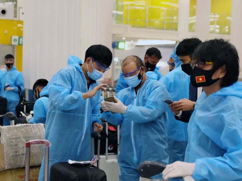 ĐT Việt Nam làm thủ tục nhập cảnh Dubai trong trang phục bảo hộ phòng ngừa COVID-19 - Ảnh 3.