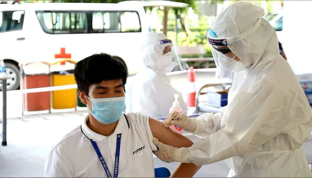 Tiêm vaccine COVID-19 cho 300 công nhân khu công nghiệp Đình Trám, Bắc Giang - Ảnh 5. Tiêm vaccine COVID-19 cho 300 công nhân khu công nghiệp Đình Trám, Bắc Giang - Ảnh 5.